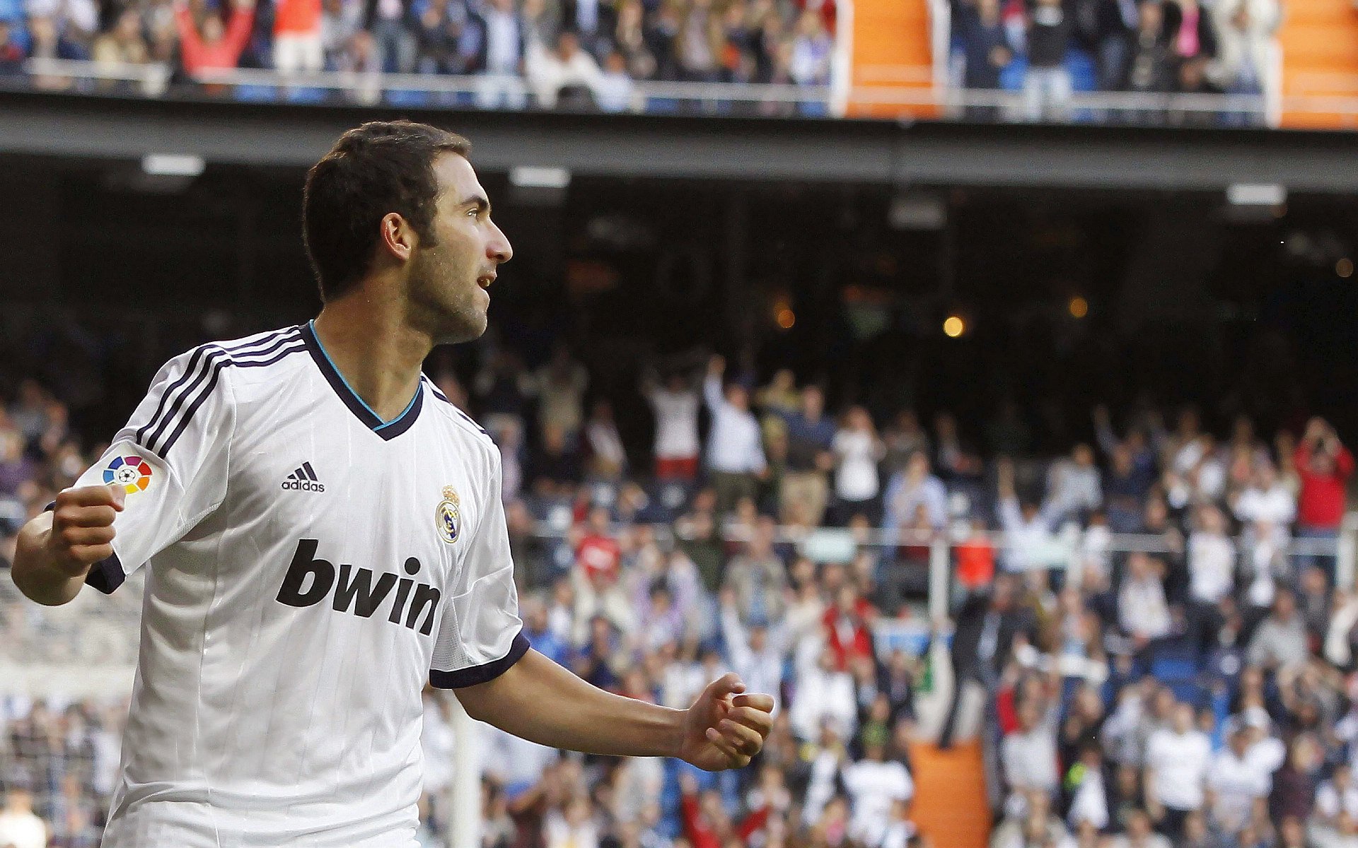 熊猫体育-当红魔绝杀韩国，萨拉赫引领胜利风暴—足球世界的双线叙事